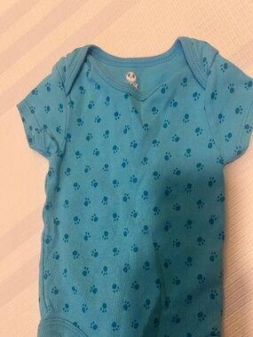Rococo baby bodysuit with paw print pattern